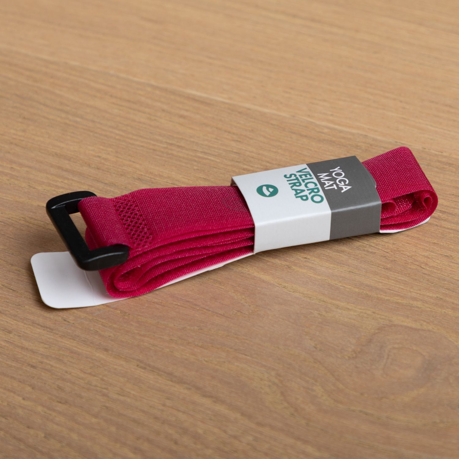 Bordeauxfarbenes Yoga-Matten-Klettband mit schwarzer Schnalle und Verpackung mit Text.