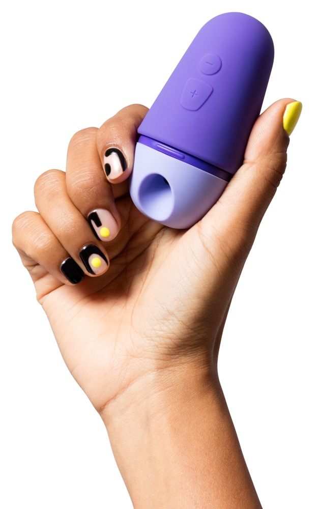 Hand hält lila Vibrator. Hellblauer Kopf. Zwei Knöpfe. Gelbe und schwarze Nagelkunst.
