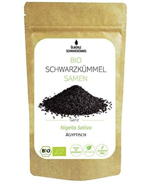 Beutel mit BIO Schwarzkümmel Samen. Aufschrift: BIO, Vegan, Made in Germany. Schwarze Samen auf weißem Hintergrund.