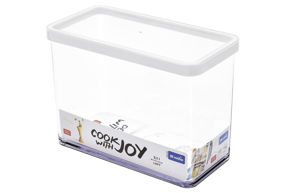 Transparente Vorratsdose mit weißem Deckel. Aufkleber mit Produktinformationen und Schriftzug COOK WITH JOY.