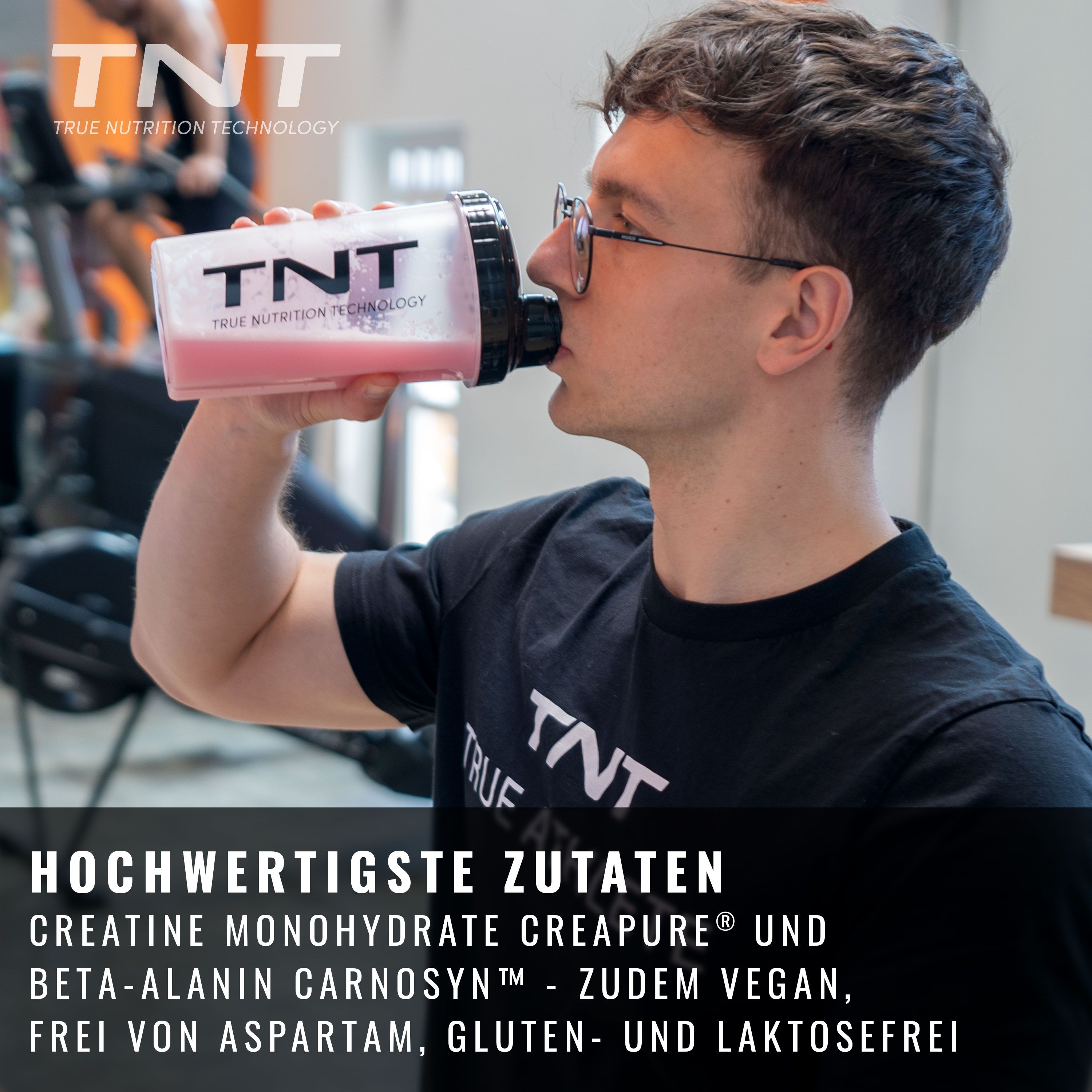 Mann trinkt aus Shaker. Text: Hochwertigste Zutaten. Logo: TNT. Dose mit Aufschrift.