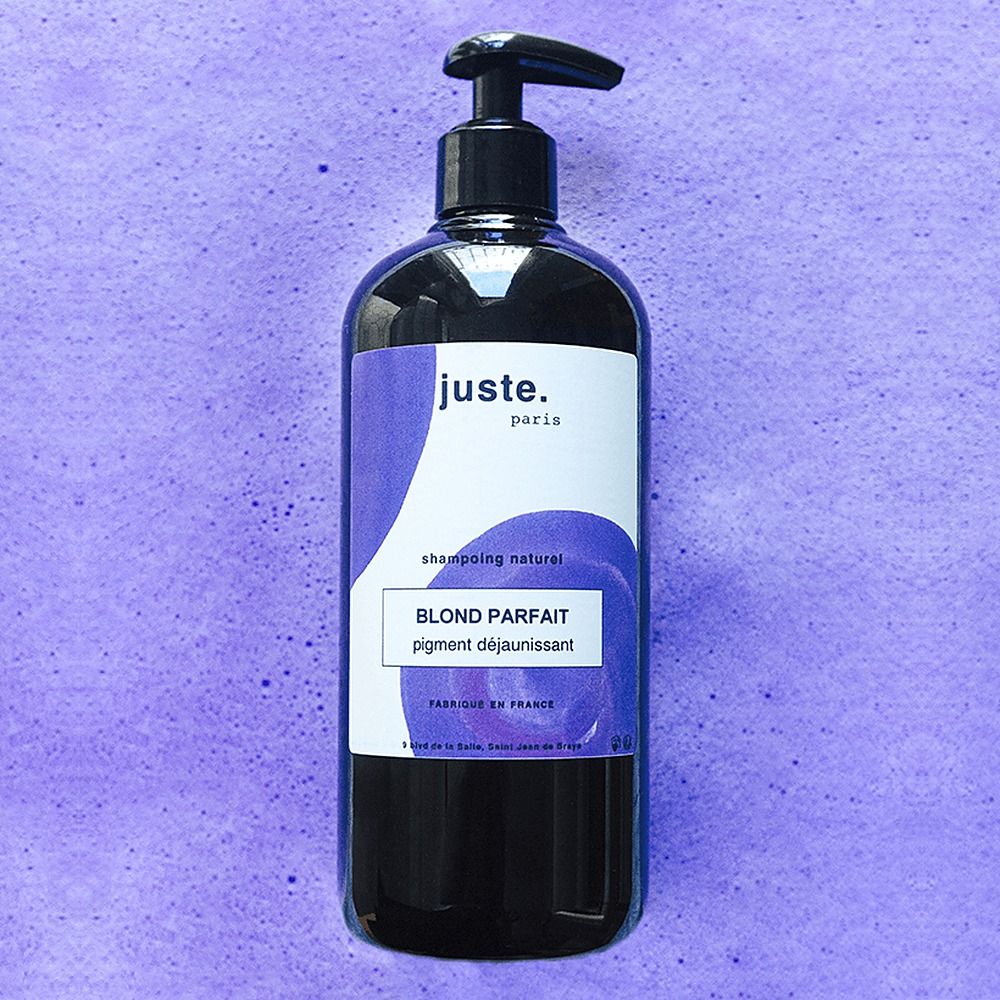 Flasche mit schwarzem Pumpspender, lila Etikett mit der Aufschrift 'juste. paris blond parfait'.