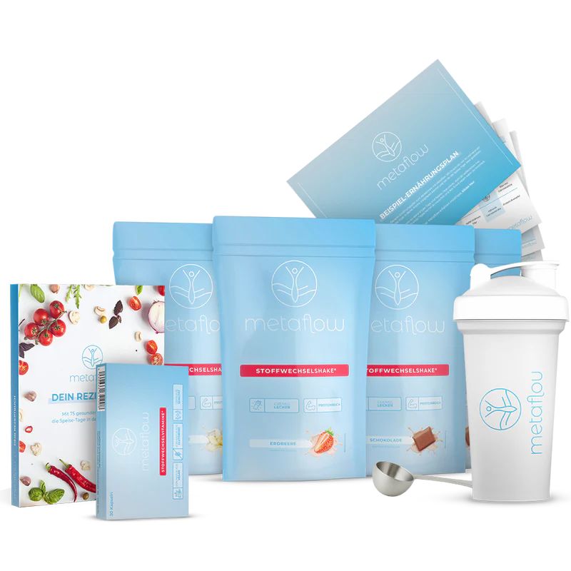 Mehrere Beutel und ein Shaker. Blaue Verpackung mit Produktnamen und Logo. Rezeptbuch und Broschüren.