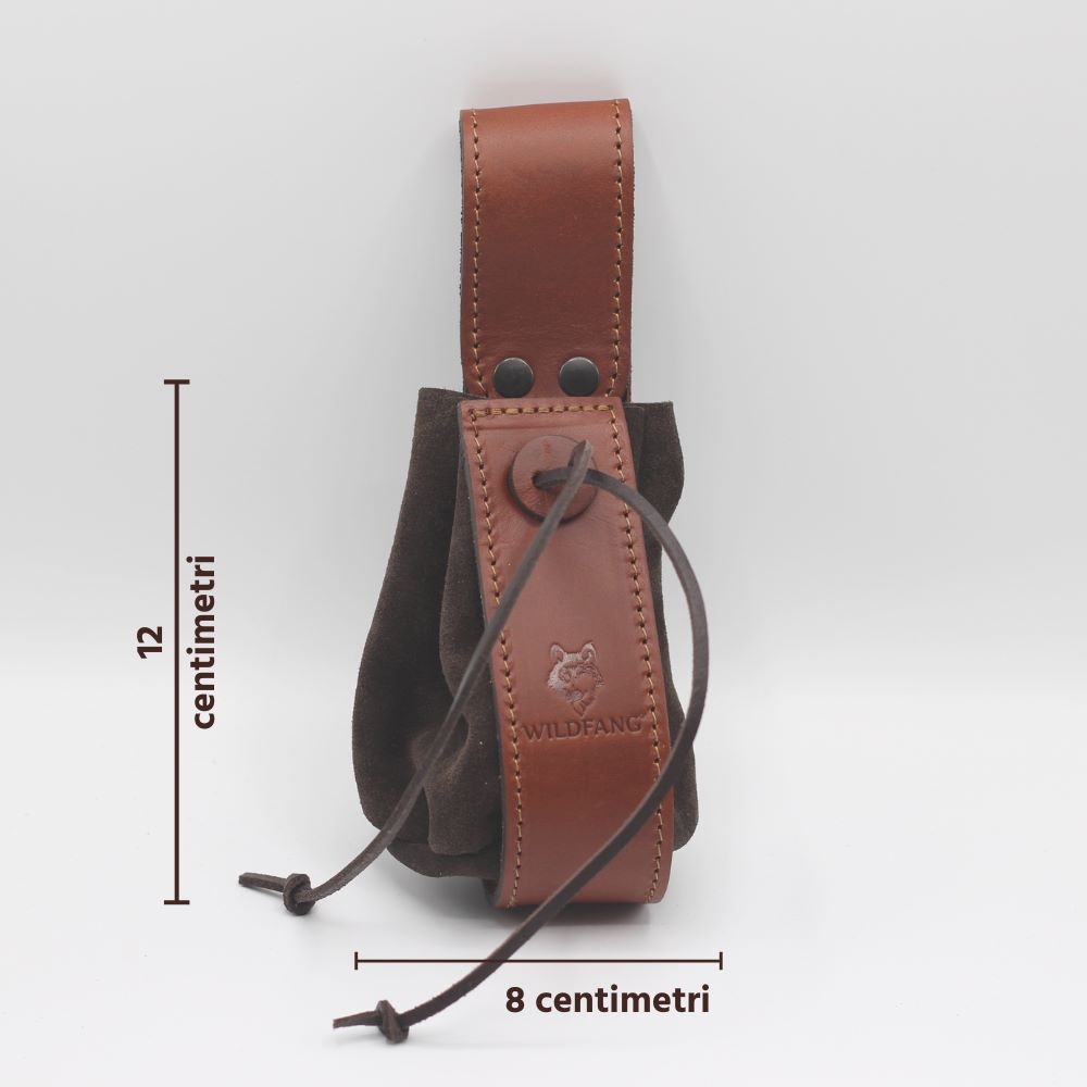 Braune Ledertasche mit Wildfang-Logo. Maße: 12 cm hoch, 8 cm breit. Mit Kordelzug.