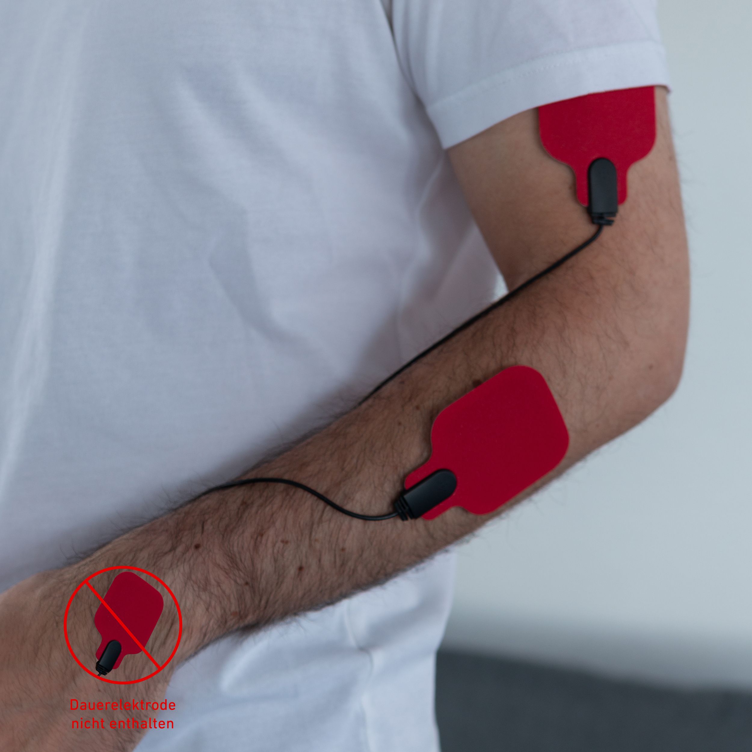 Person mit Elektroden am Arm. Rote Elektroden. Roter Kreis mit Symbol.