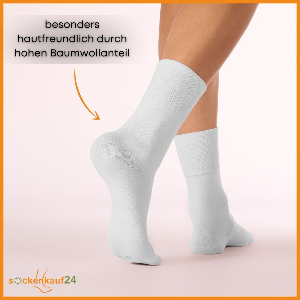 Weiße Socken am Bein. Text: Besonders hautfreundlich durch hohen Baumwollanteil.
