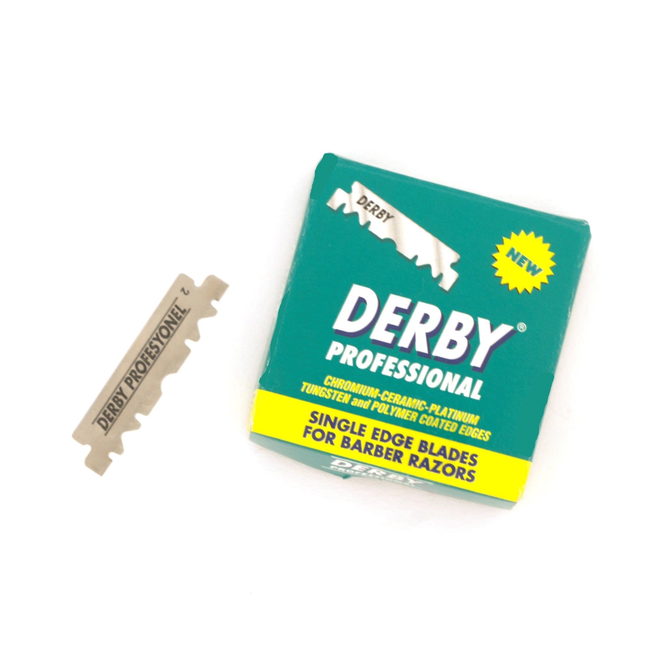 Einzelne Rasierklinge und Verpackung. Klinge mit gezackter Kante, Aufschrift 'DERBY PROFESYONEL'. Verpackung grün, Aufschrift 'DERBY PROFESSIONAL'.