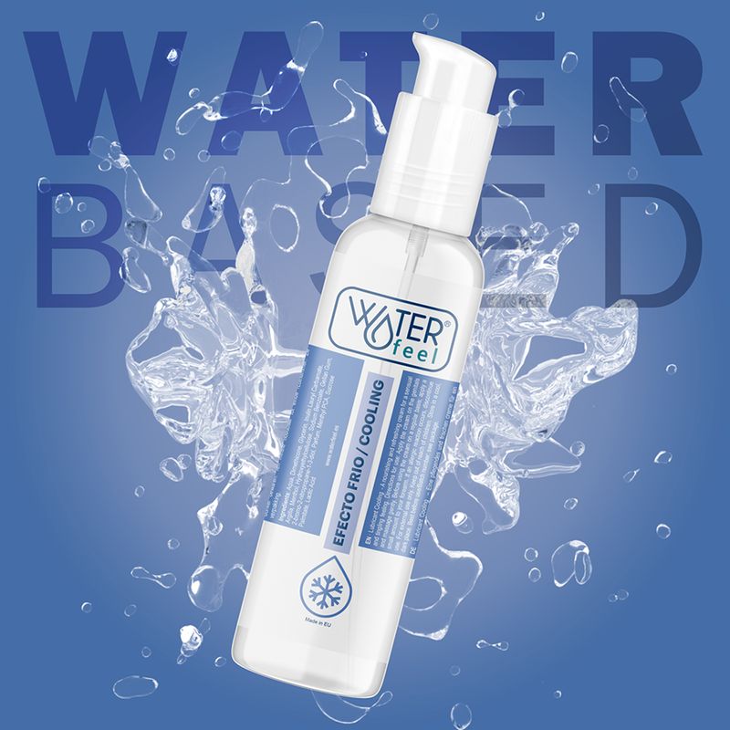 Gleitgel-Flasche mit Pumpspender vor einem blauen Hintergrund mit Wasserspritzern.