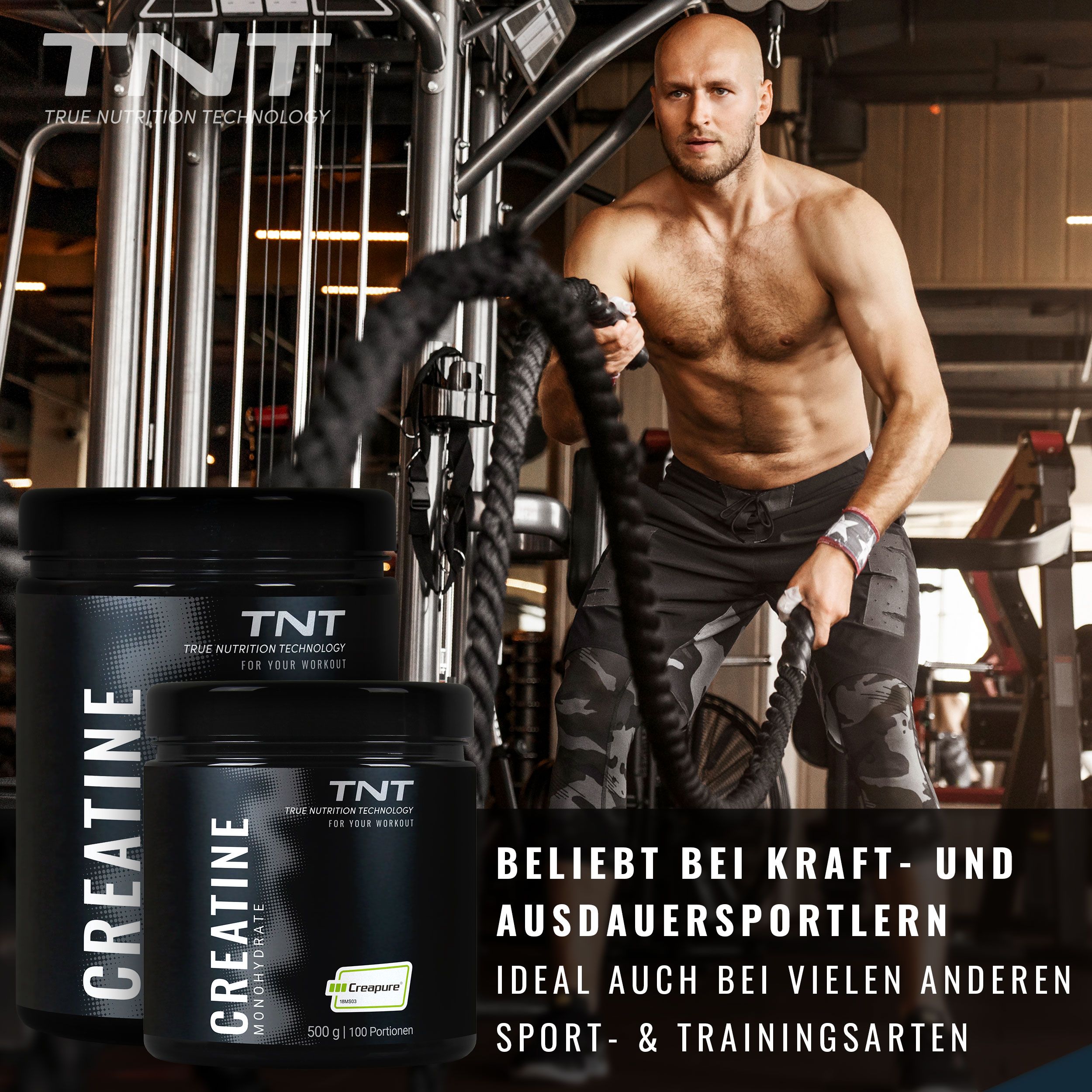 Zwei schwarze Dosen TNT Creatine Monohydrate. Ein Mann trainiert mit Seilen im Hintergrund. Text: Beliebt bei Kraft- und Ausdauersportlern.