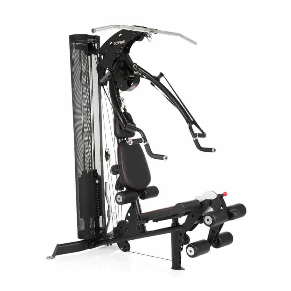 Multifunktions-Fitnessstudio INSPIRE by HAMMER M2. Schwarze Metallkonstruktion mit Polstern und Gewichten. Oberer und unterer Kabelzug.