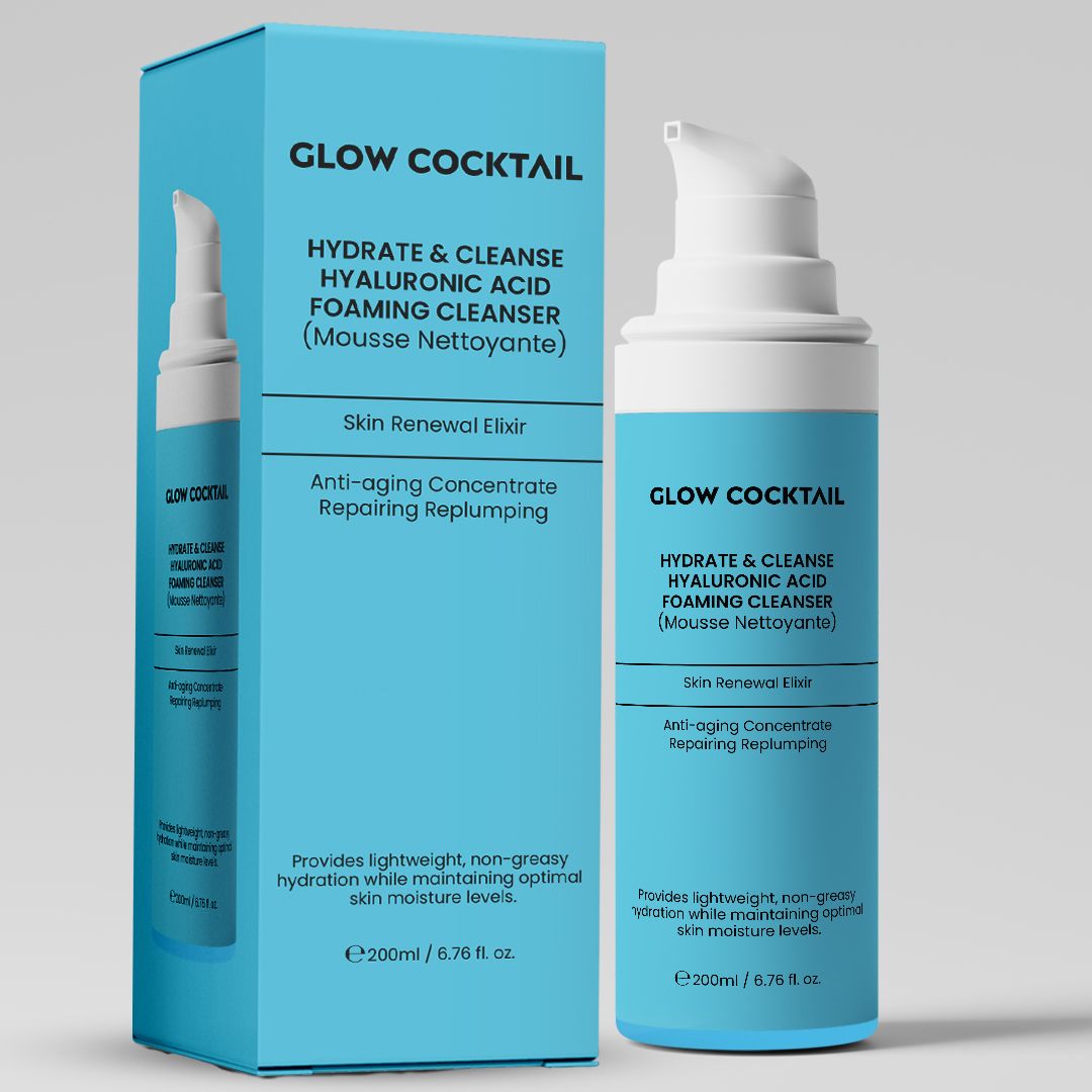 Blau-weiße Flasche und Schachtel mit Produktinformationen. Aufschrift: Glow Cocktail, Hydrate & Cleanse Hyaluronsäure Foaming Cleanser.
