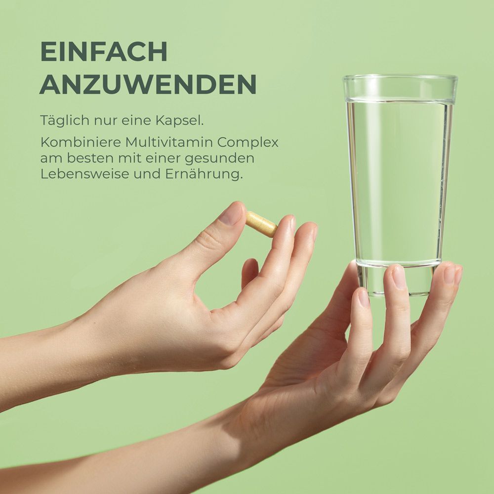 Hände halten Kapsel und Glas Wasser. Text: Einfach anzuwenden. Multivitamin Complex.