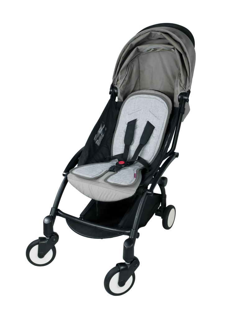 Buggy mit grauer Kühlmatte. Schwarzes Gestell, grauer Sitz und Verdeck. Weiße Räder. Gurte sichtbar.