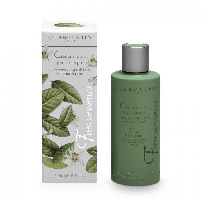 Grüne Flasche und Schachtel von L'Erbolario. Aufschrift: Crema Fluida per il Corpo, Frescaessenza. Mit Blättern und Blüten dekoriert.