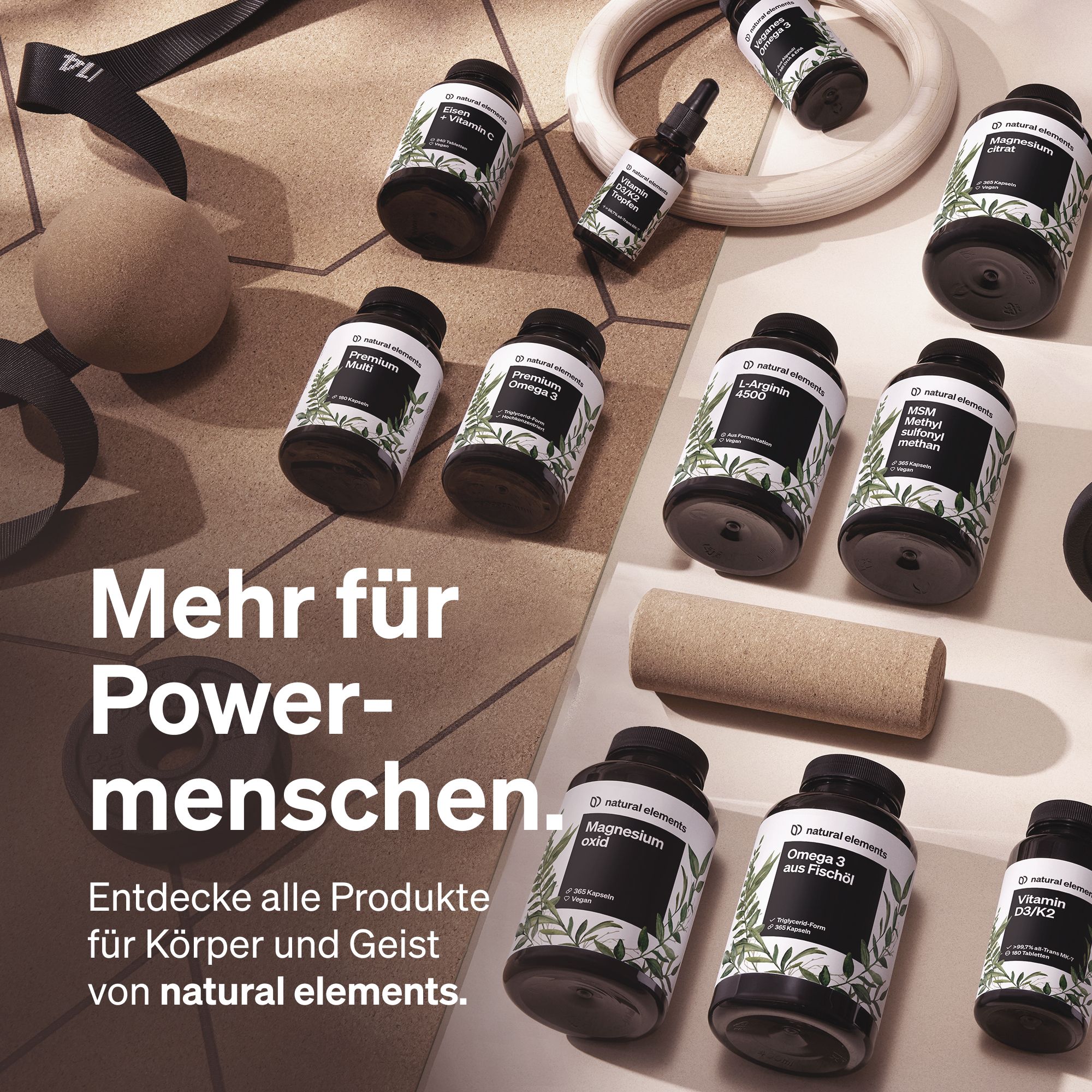 Mehrere Flaschen und Behälter mit dem Logo von natural elements. Aufschrift: Mehr für Powermenschen. Entdecke alle Produkte.