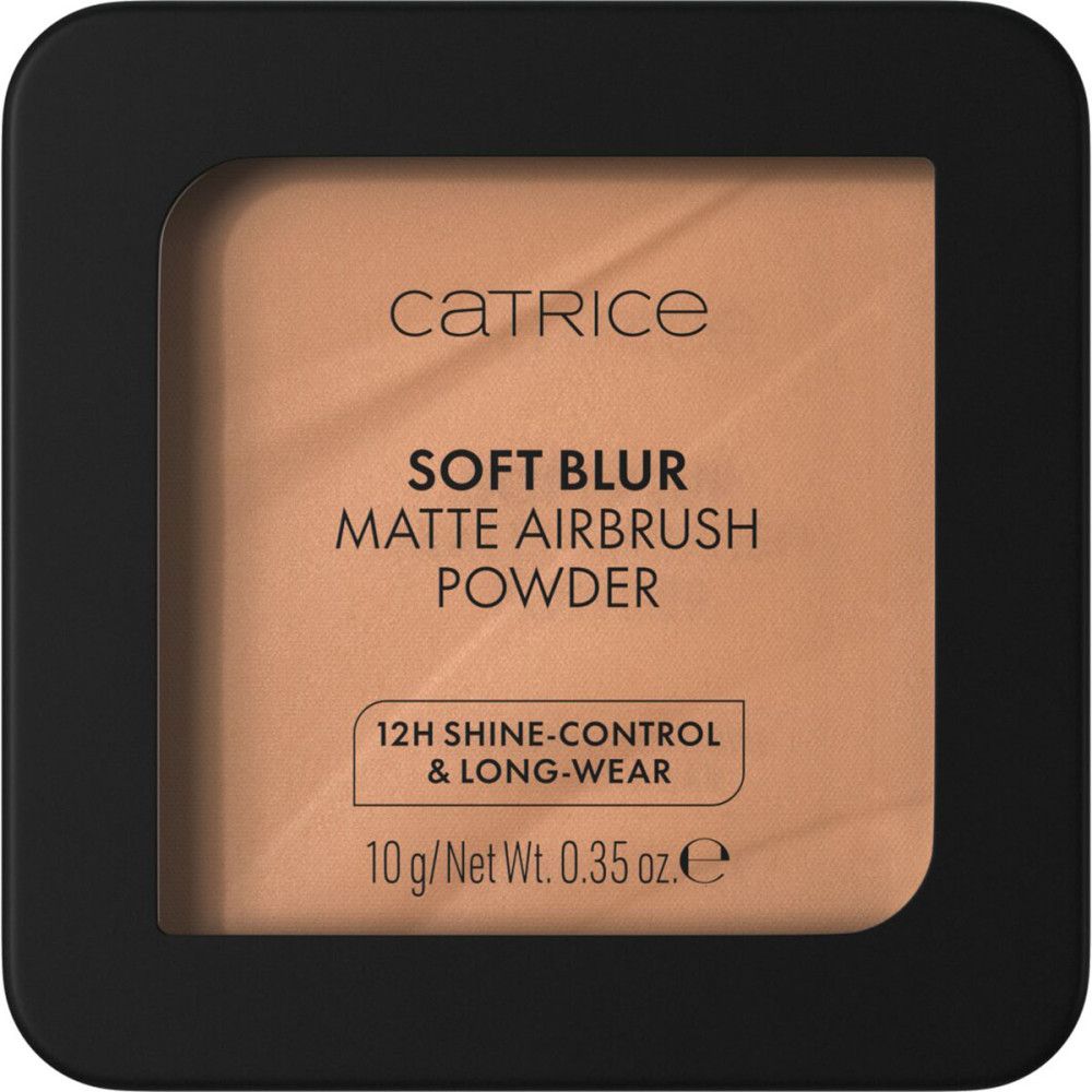 Quadratische Dose mit Puder. Auf der Dose steht 'Catrice Soft Blur Matte Airbrush Powder'. Text enthält auch '12H Shine-Control' und Gewicht.