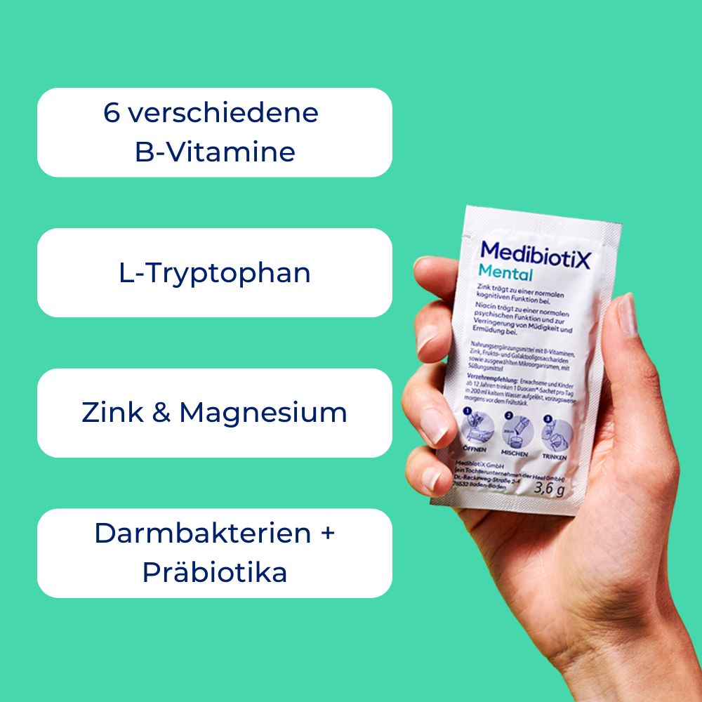 Hand hält Beutel mit MedibiotiX Mental. Aufschrift: 6 B-Vitamine, L-Tryptophan, Zink & Magnesium, Darmbakterien + Präbiotika.