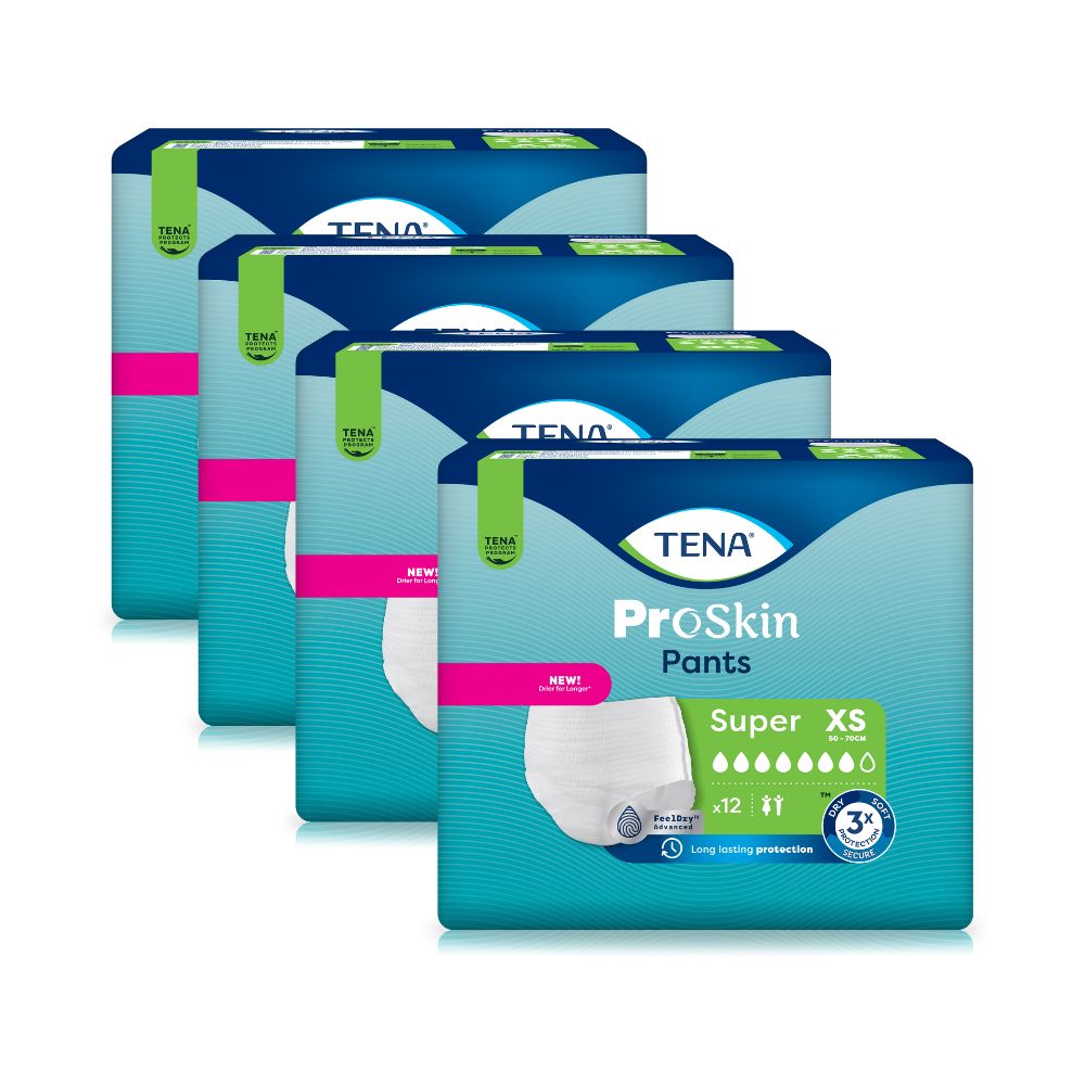 Vier Packungen TENA ProSkin Pants Super XS. Türkis-blaue Verpackung mit Produktabbildung und Informationen. Sichtbare Logos und Schriftzüge.