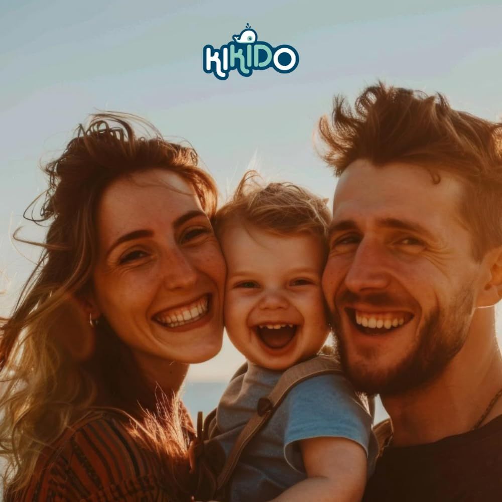 Familie mit Baby lächelt in die Kamera. Sonnenlicht. Glückliche Gesichter.