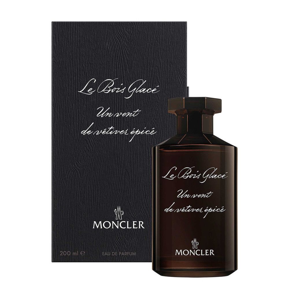 Dunkelbraune Flasche und schwarze Verpackung. Aufschrift: Le Bois Glacé, Un vent de vétiver épicé, MONCLER. Eau de Parfum.