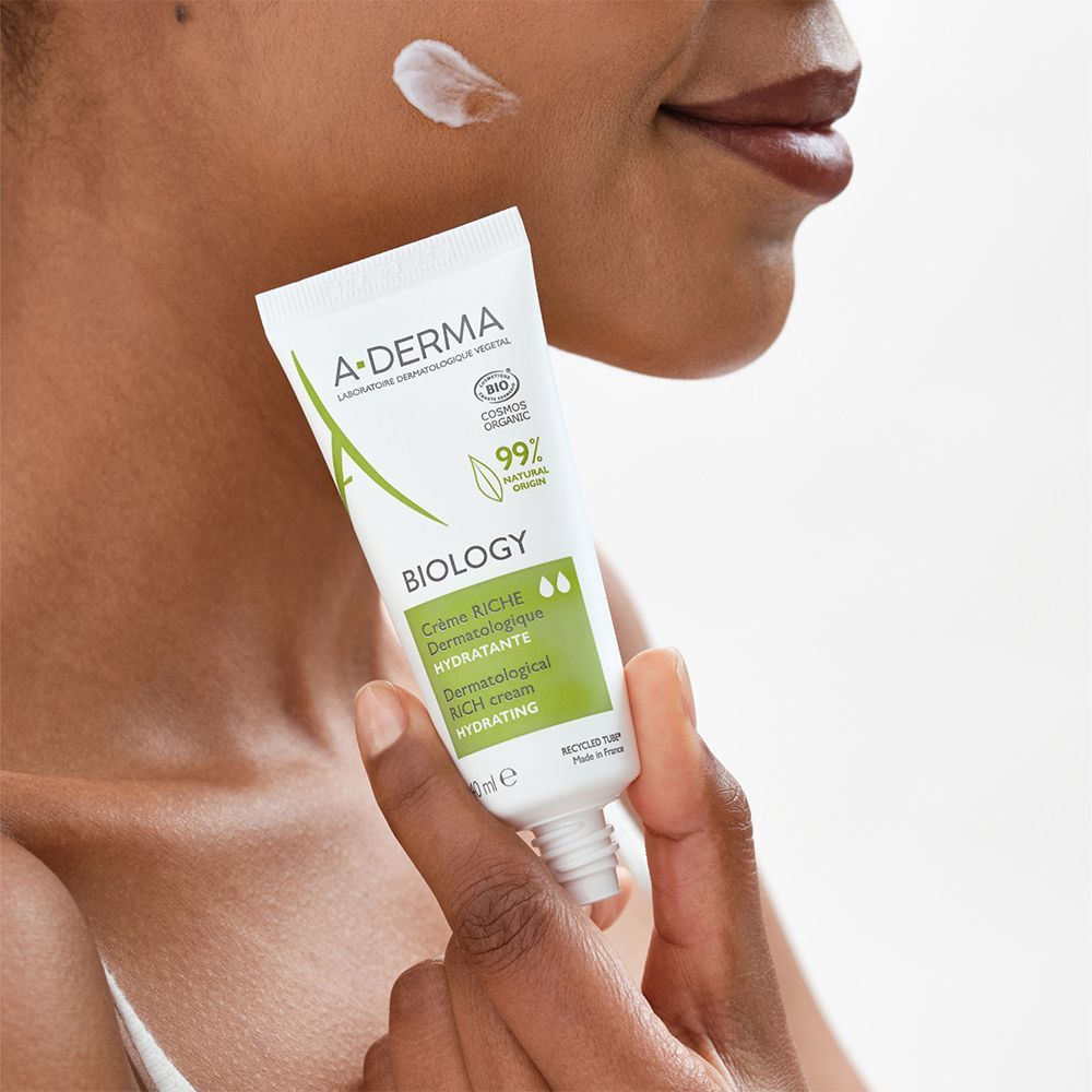 A-DERMA BIOLOGY Creme-Tube. Frau hält Tube. Text: 99% natürlichen Ursprungs, Crème Riche, hydratante.