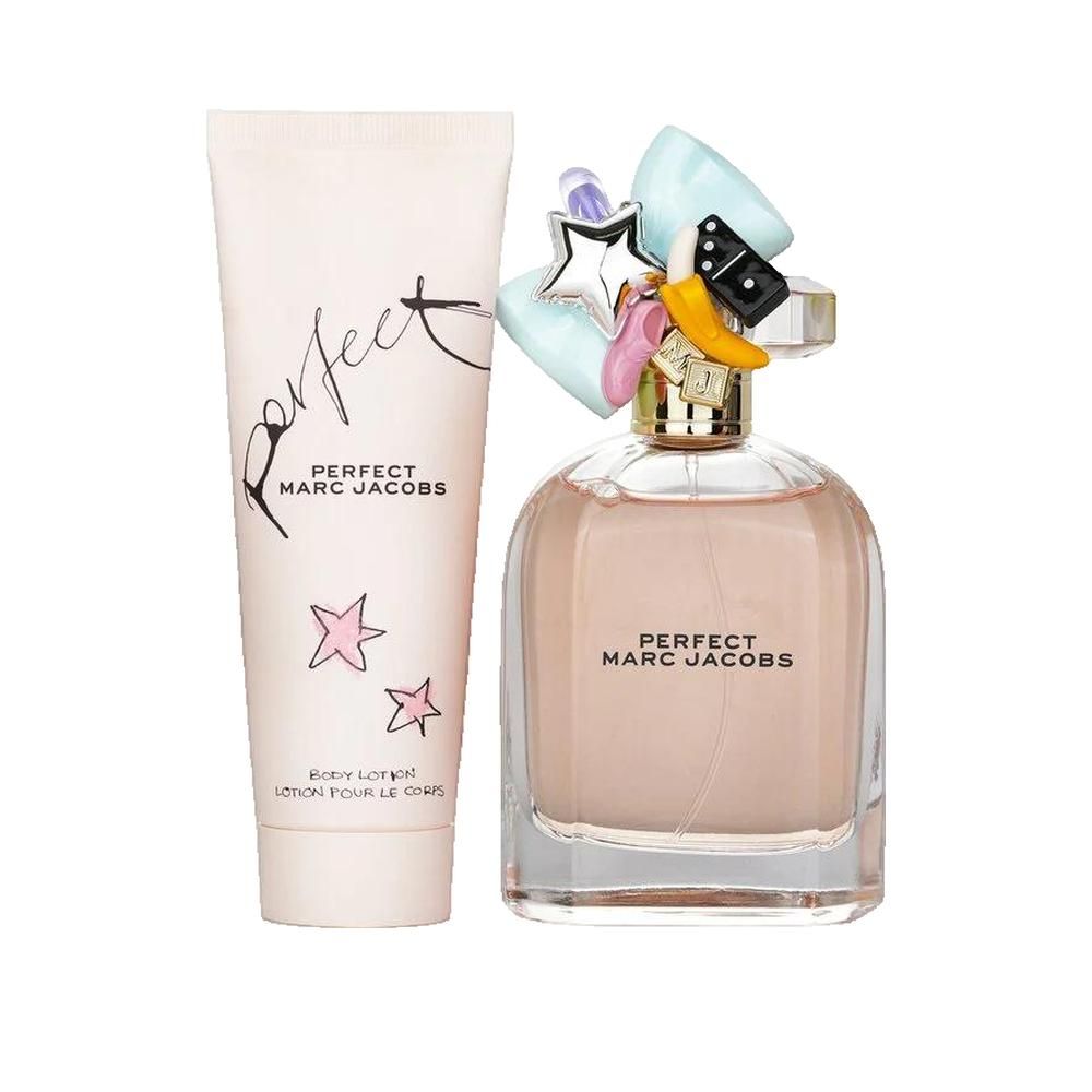 Parfumflakon und Bodylotion nebeneinander. Flakon mit bunten Verzierungen. Bodylotion mit Sternen und Schriftzug.