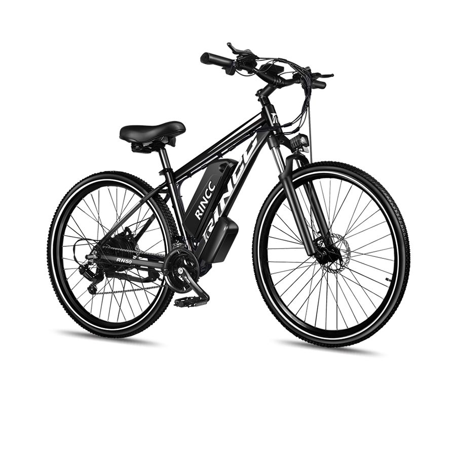 Schwarzes E-Mountainbike Rincc RN50. Räder, Rahmen, Sattel, Lenker und Akku sichtbar. Das Logo Rincc ist deutlich sichtbar.