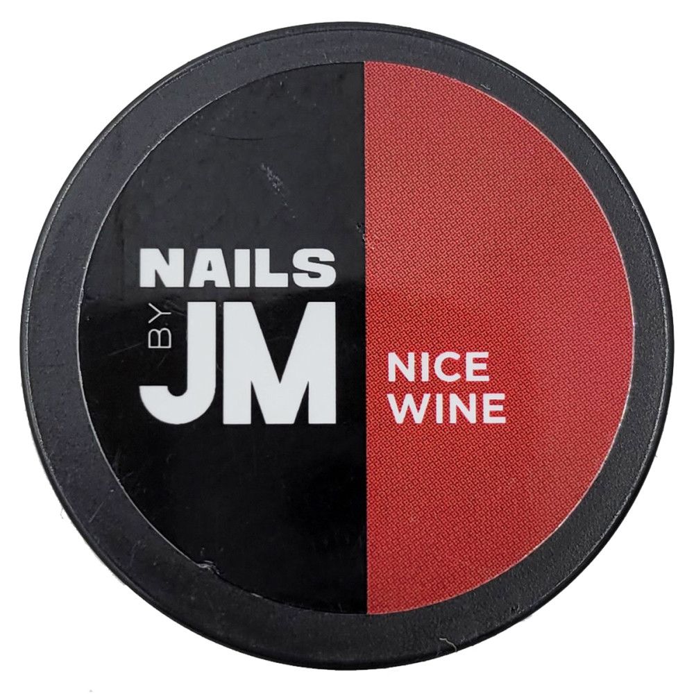 Runder Behälter, geteilt in Schwarz und Rot. Auf Schwarz steht weiß "NAILS BY JM". Auf Rot steht "NICE WINE".