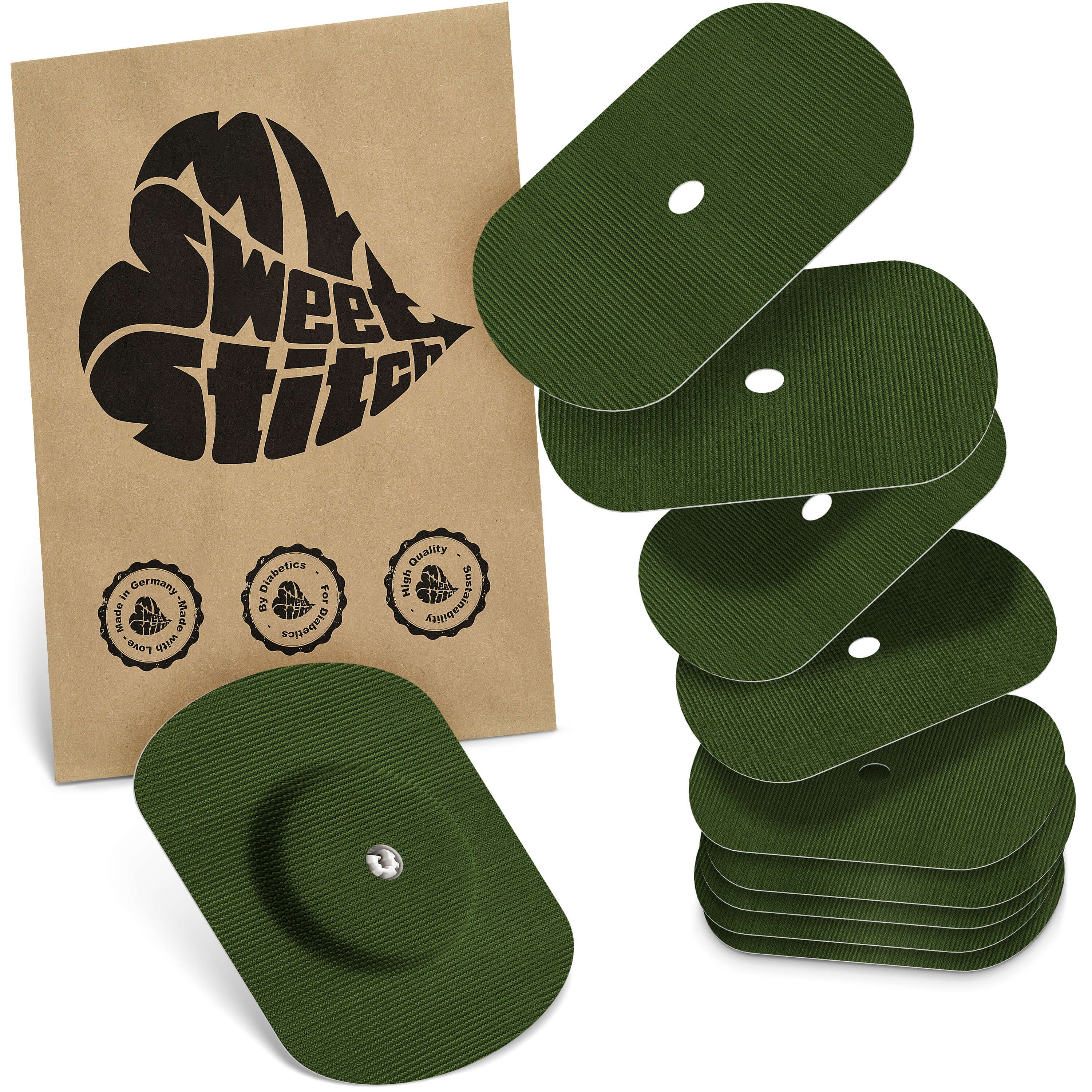 Grüne, ovale Pflaster mit Loch, neben einer braunen Verpackung mit Logo. Mehrere Pflaster gestapelt.