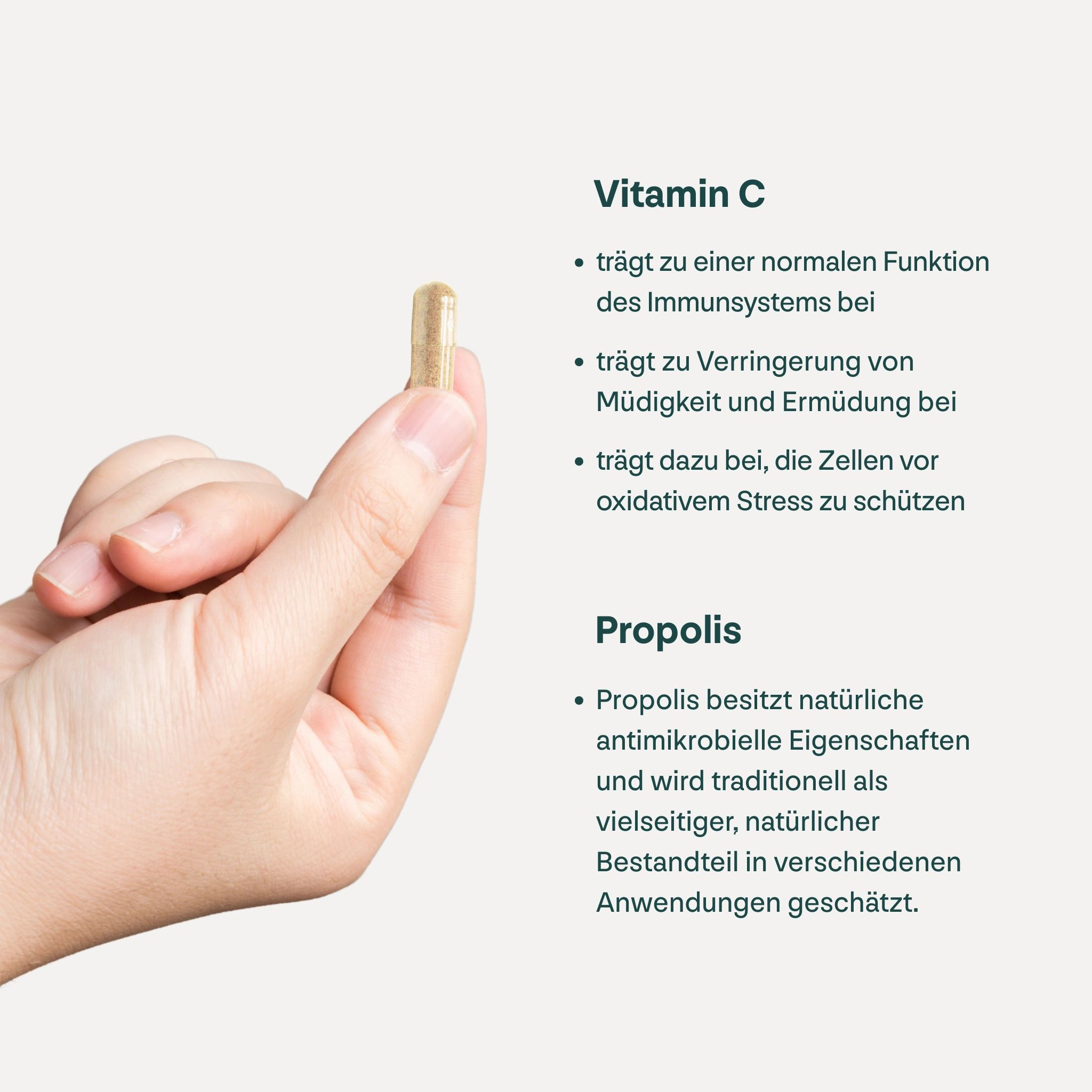Hand hält eine Kapsel. Text: Vitamin C für Immunsystem, Müdigkeit, Zellschutz. Propolis mit antimikrobiellen Eigenschaften.
