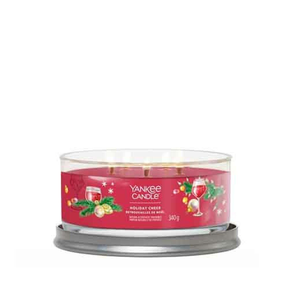 Runde Kerze im Glasbehälter. Roter Wachs, drei Dochte. Aufschrift: Yankee Candle, Holiday Cheer. 340g.