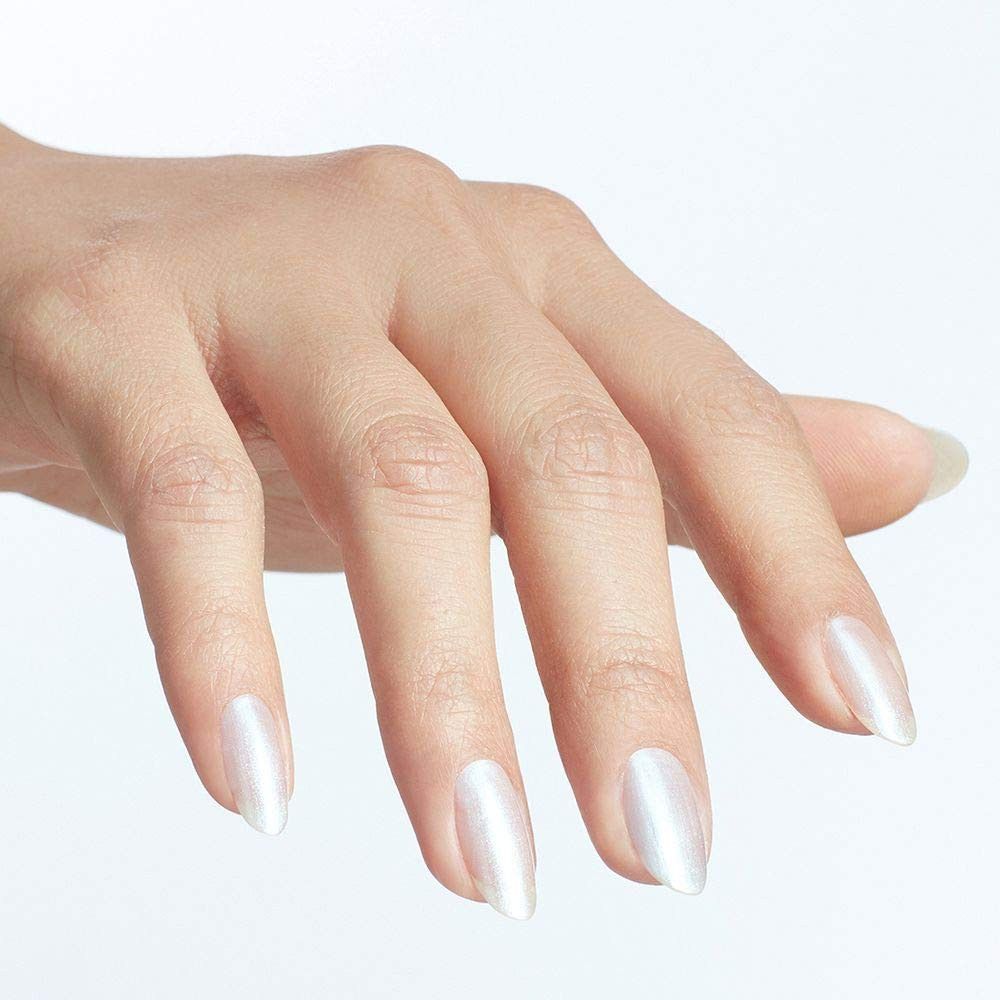 Hand mit lackierten Nägeln. Die Nägel sind mit hellem Nagellack lackiert.
