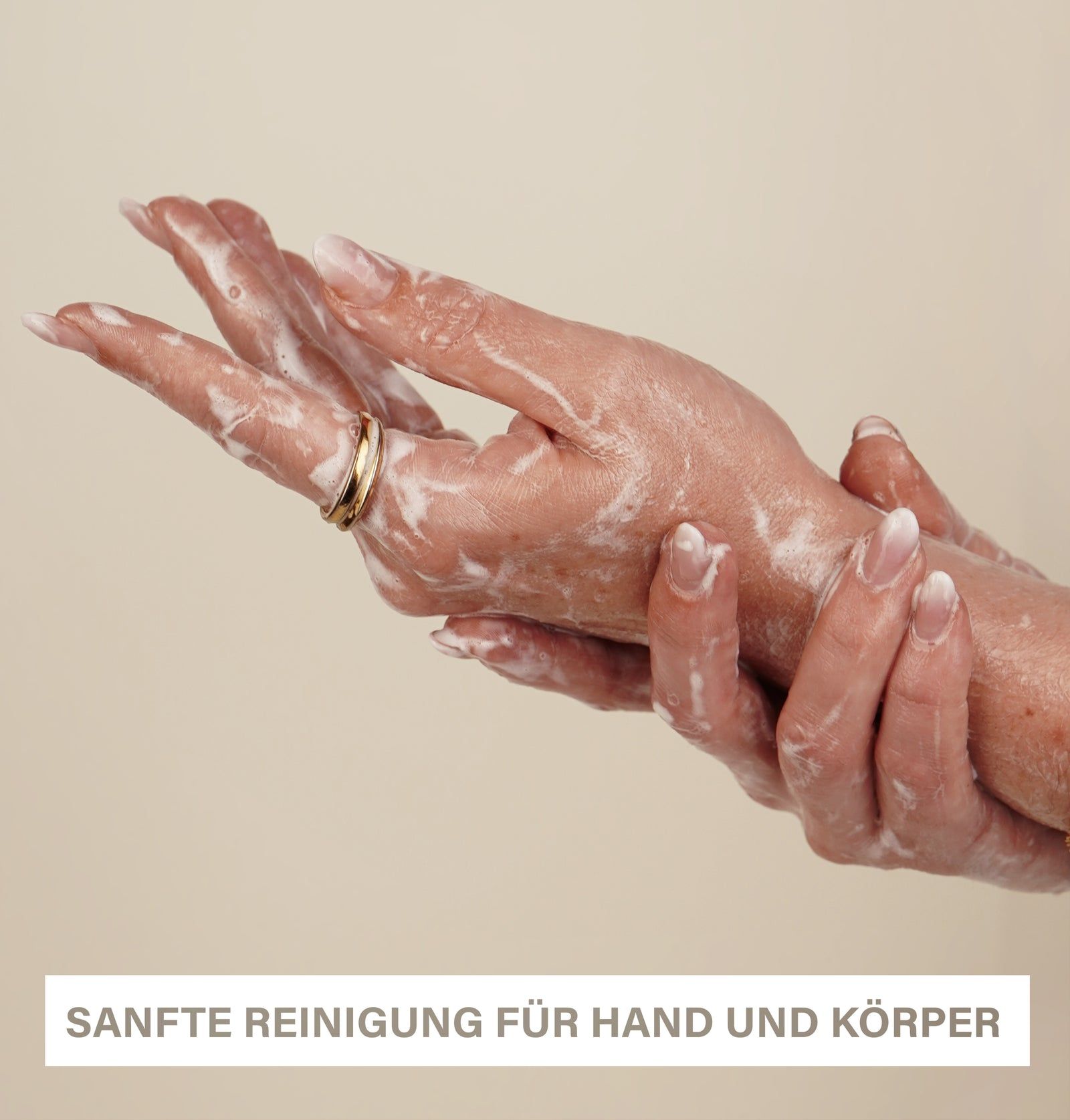 Hände mit Seifenschaum. Aufschrift: Sanfte Reinigung für Hand und Körper.
