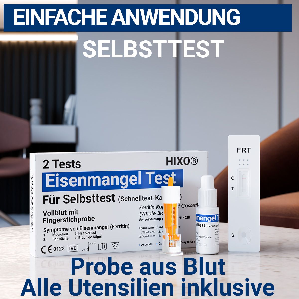Produkt-Set mit Testkassette, Stechhilfe und Fläschchen. Aufschrift: HIXO Eisenmangel Test. Im Hintergrund: Wohnzimmer-Szene.