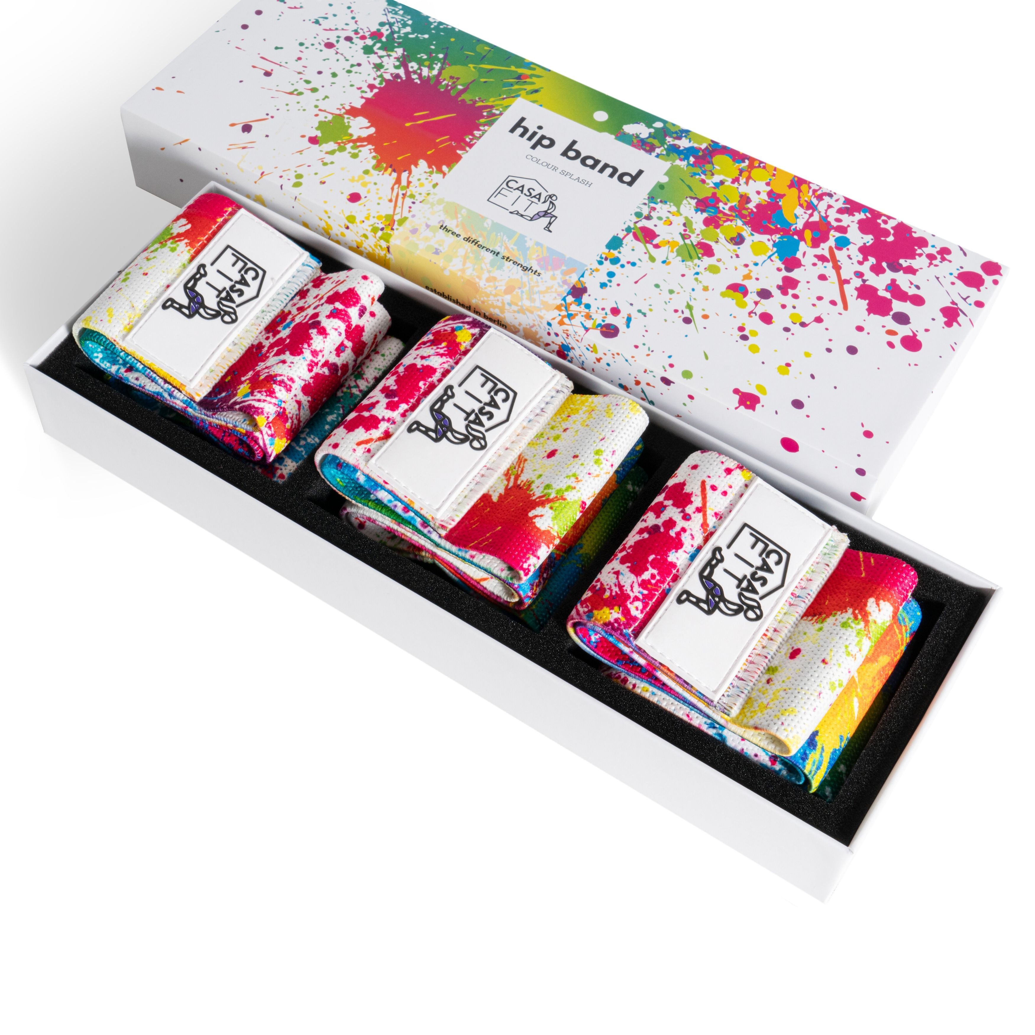 Set aus drei farbigen Hip Bands in einer Box. Jedes Band hat ein weißes Etikett mit Logo. Die Box ist mit Farbspritzern bedruckt.