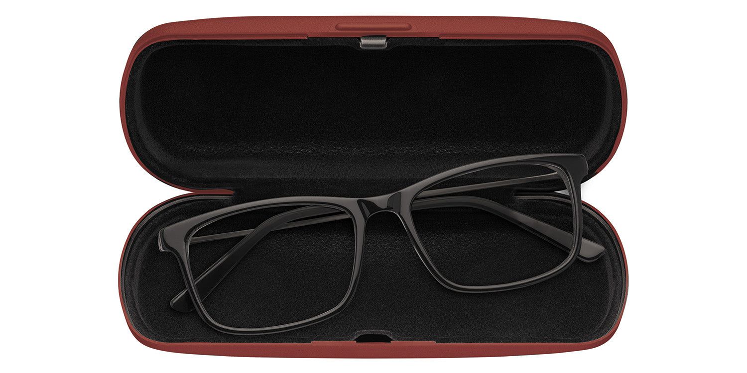 Offenes, rotes Brillenetui mit Brille. Schwarzer Rahmen, rechteckige Gläser. Schwarzes Innenfutter.