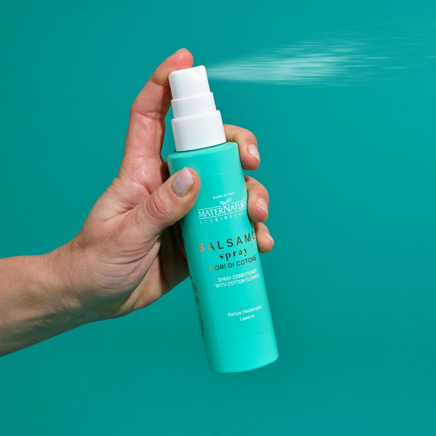 Türkiser Pumpsprühflakon mit weißem Sprühkopf. MaterNatura Balsam Spray.