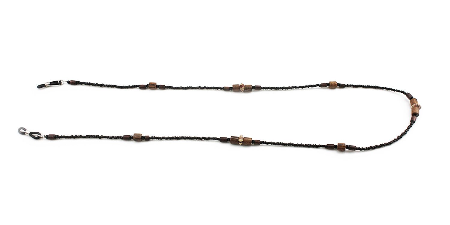 Brillenkette mit schwarzen Perlen und Holzperlen. Metall-Brillenhalterungen. Auf weißem Hintergrund.