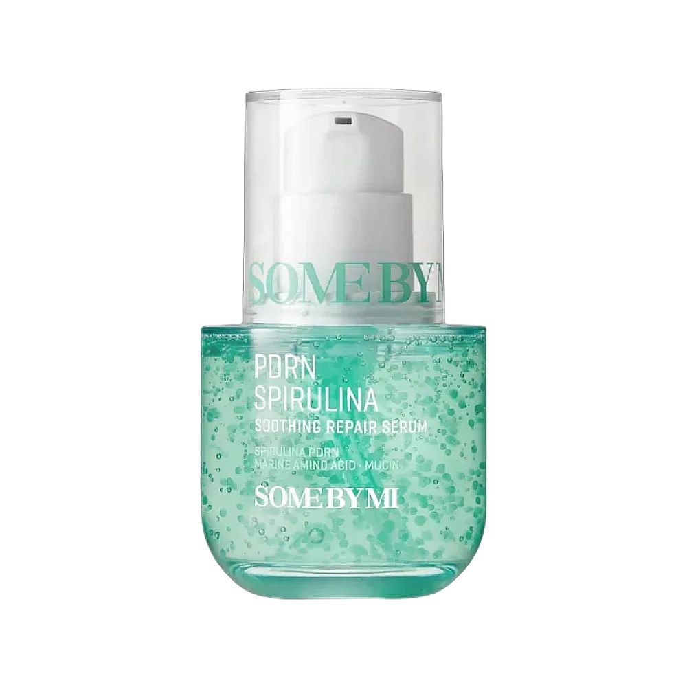 Serumflasche mit Pumpe. Aufschrift: PDRN SPIRULINA, SOOTHING REPAIR SERUM. Grünes Serum mit kleinen Partikeln. Weißer Hintergrund.