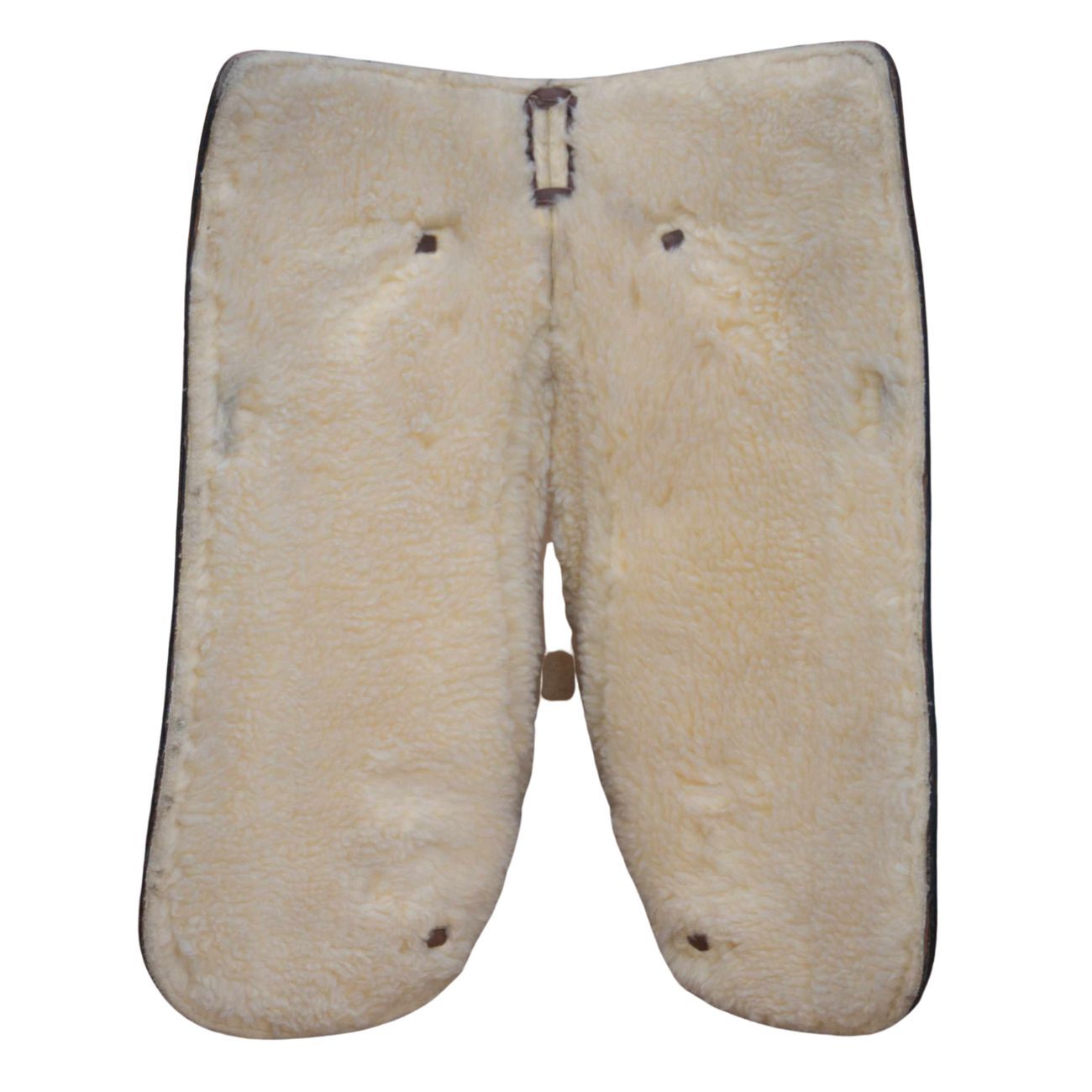 Sattelunterlage aus cremefarbenem Schaffell. Schwarze Einfassung. Befestigungslaschen. Rückseite mit braunen Lederdetails.