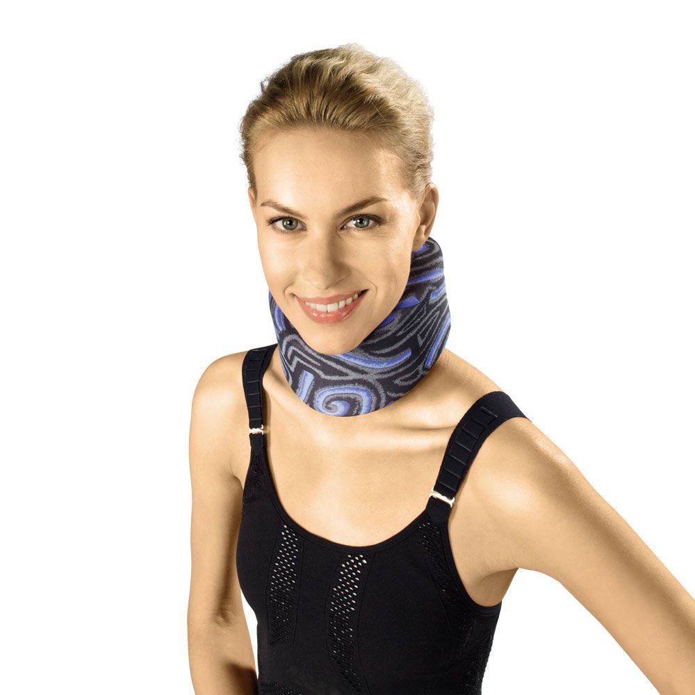 Halskrause mit blau-schwarzem Muster. Die Frau trägt ein schwarzes Top. Der Hintergrund ist weiß.
