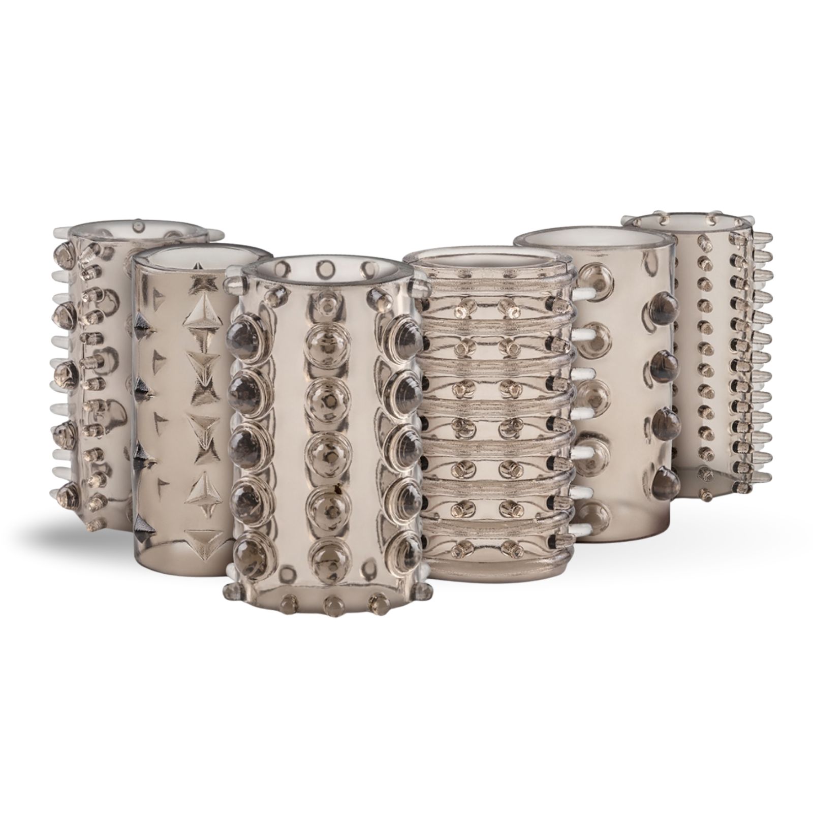 Sechs transparente Silikon-Penishüllen mit Noppen in verschiedenen Designs. Auf weißem Hintergrund.