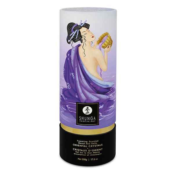 Zylindrische Verpackung mit Badesalz. Aufdruck einer Frau. Text: Shunga Exotic Art, Oriental Crystals.