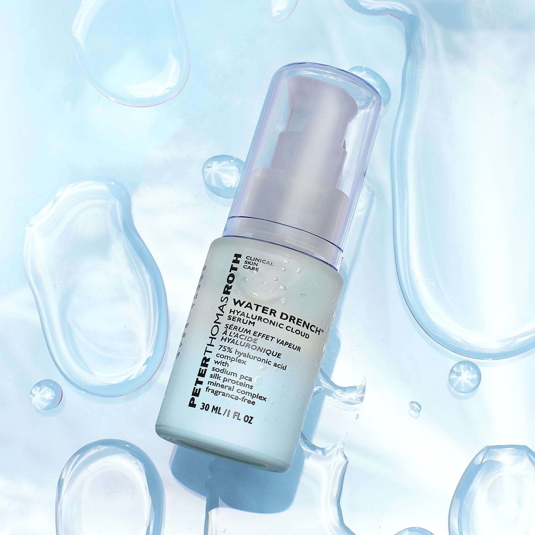 Klarer Flakon mit Pumpe. Aufschrift: Water Drench Hyaluronic Cloud Serum. Blaue und weiße Schrift. 30 ml. Auf blauem Hintergrund.