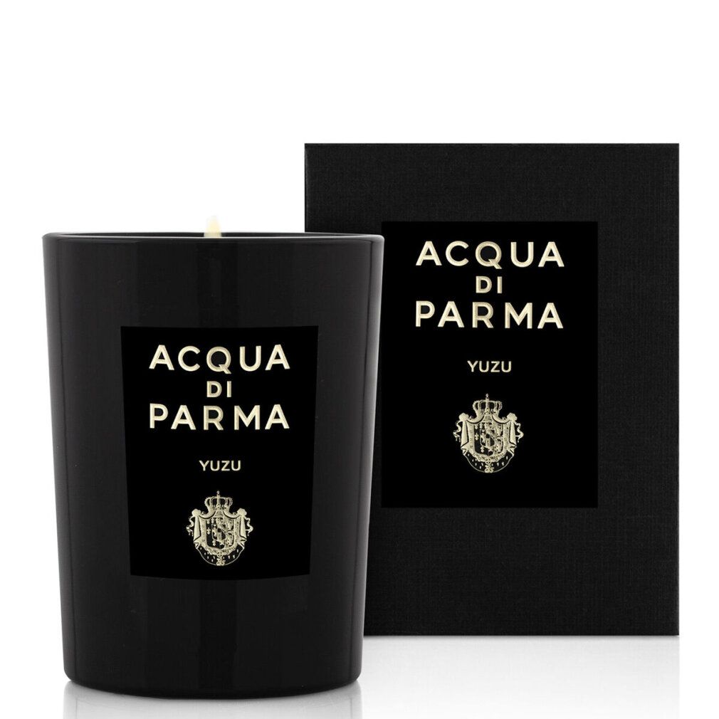 Schwarze Kerze mit Etikett und Schachtel. Aufschrift: ACQUA DI PARMA, YUZU. Logo. Zylindrische Form. Schachtel daneben.