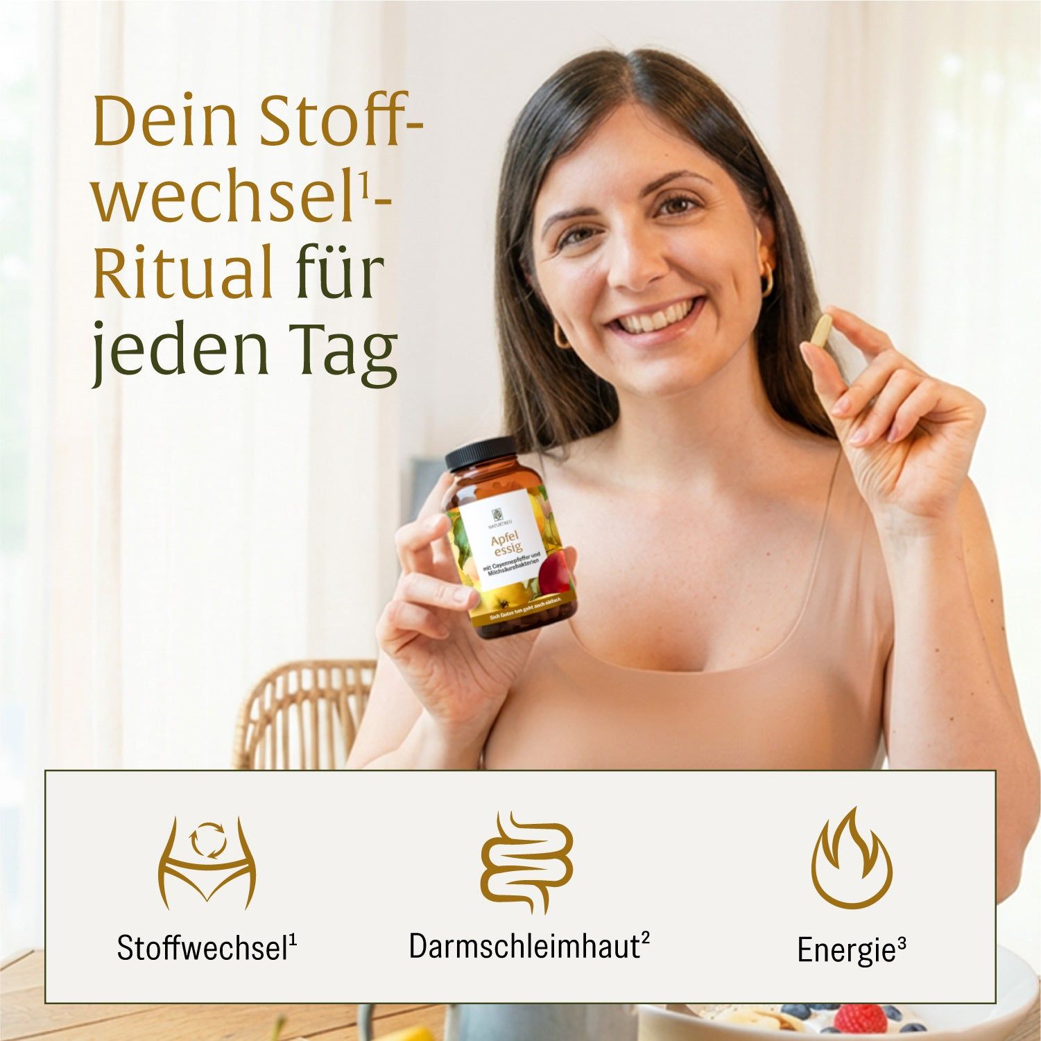 Frau hält Naturtreu Apfelessig Kapseln. Unterstützt Stoffwechsel, Darm und Energie.