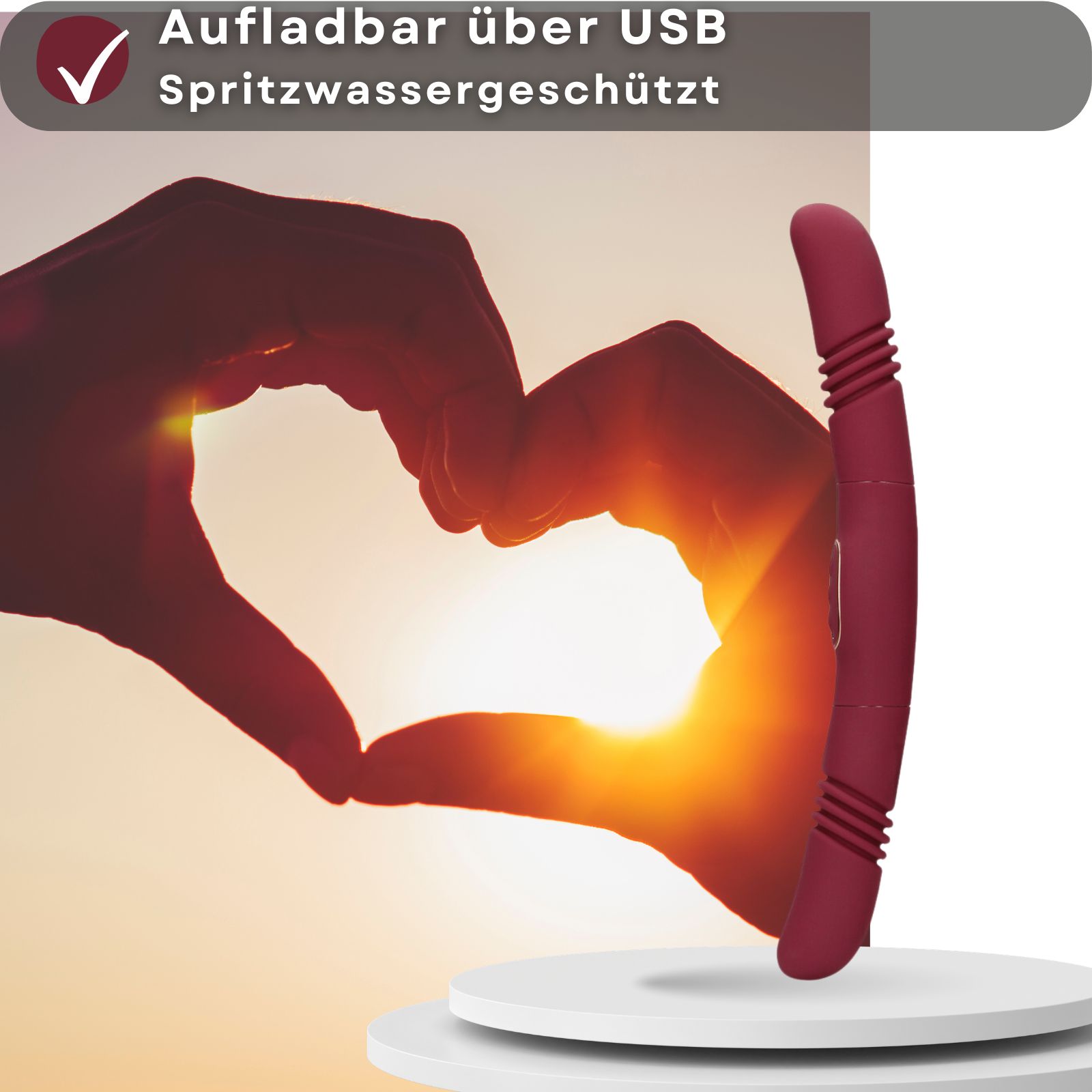 Burgunderfarbener Vibrator. Text: Aufladbar über USB, spritzwassergeschützt. Hände formen Herz.