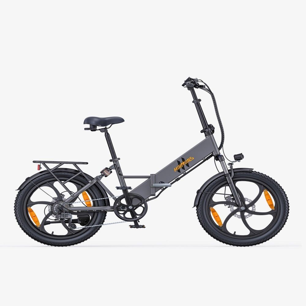 Graues Elektrofahrrad mit schwarzen Reifen, Gepäckträger, Sattel und Pedalen. Orangefarbene Reflektoren an den Rädern.