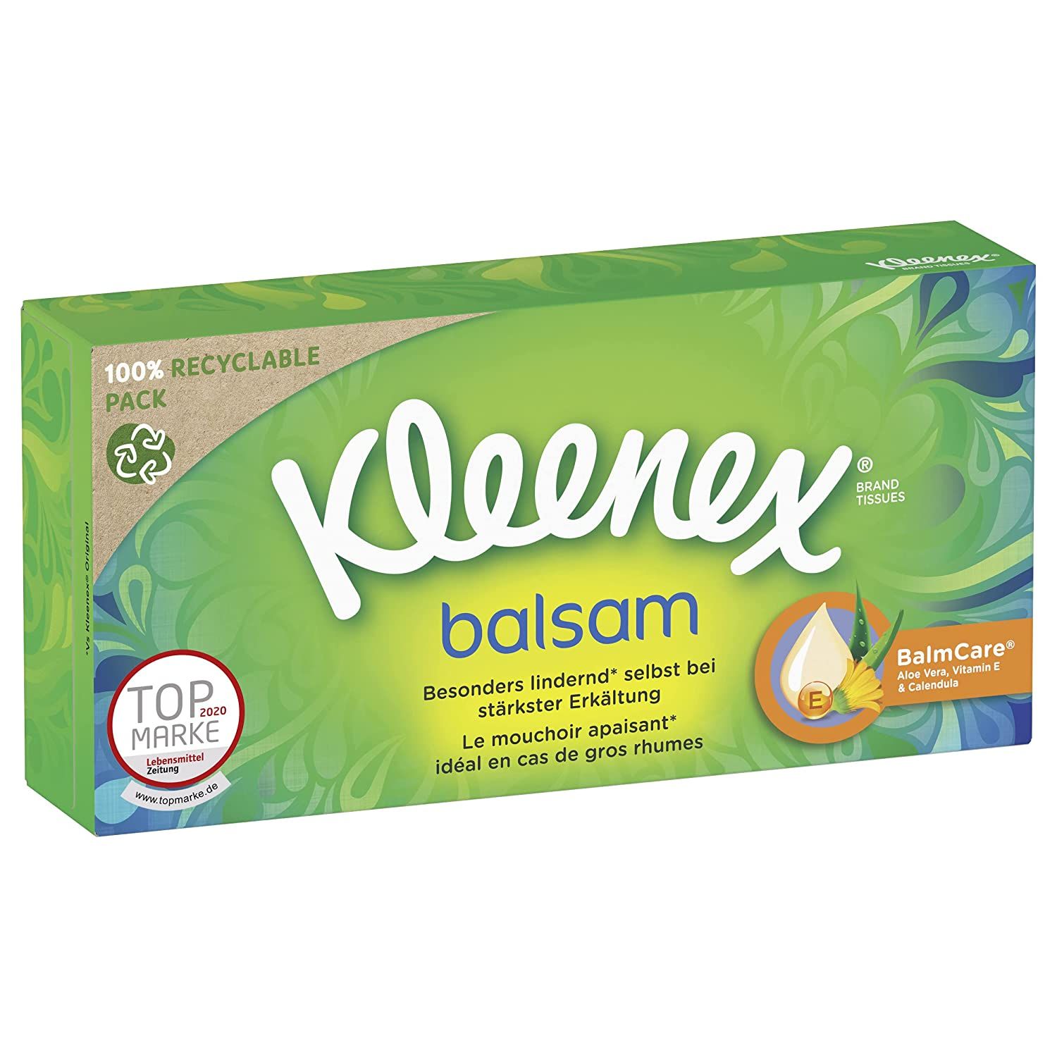 Kleenex Balsam Taschentücher-Packung. Grün-weißes Design, mit Aloe Vera. Markenlogo und '100% Recyclable Pack' sichtbar.