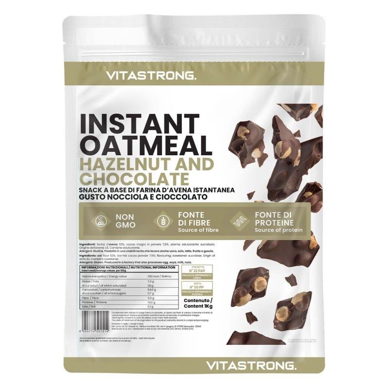 Vitastrong Instant Oatmeal - Hazelnut & Choco. Beutel mit Produktinformationen und Schokoladenstückchen mit Haselnüssen.